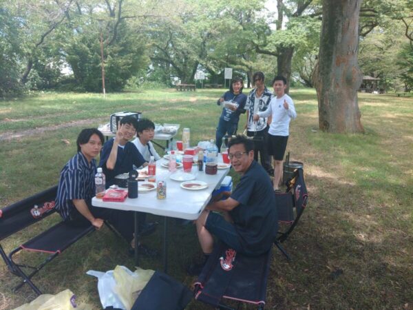 木陰で楽しくBBQ