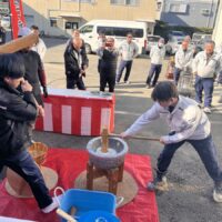 ヨイショヨイショと力仕事